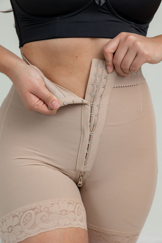 Anna Levanta Pompa Shorts - Nude