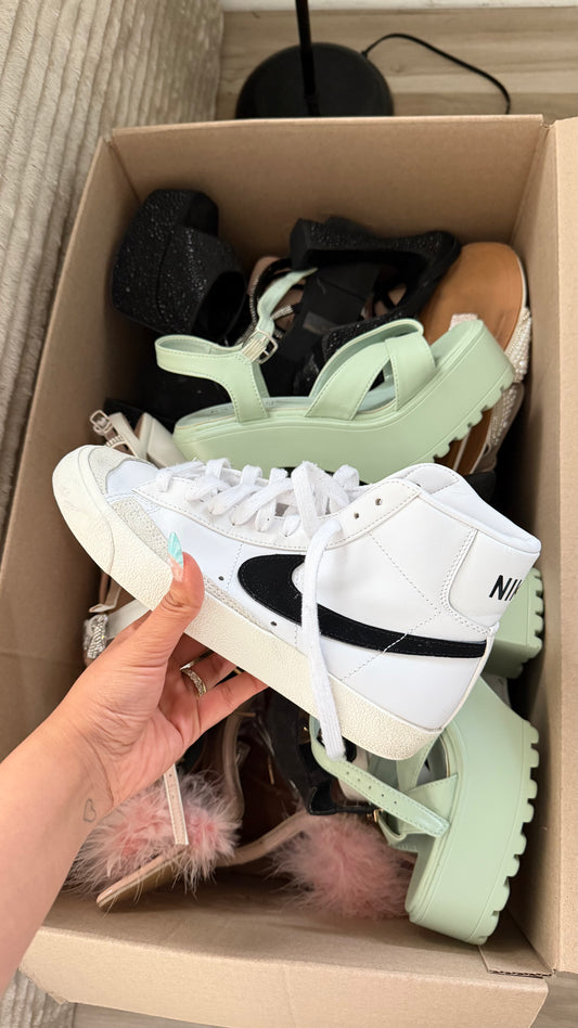 Cajas de ropa y zapatos talla 7