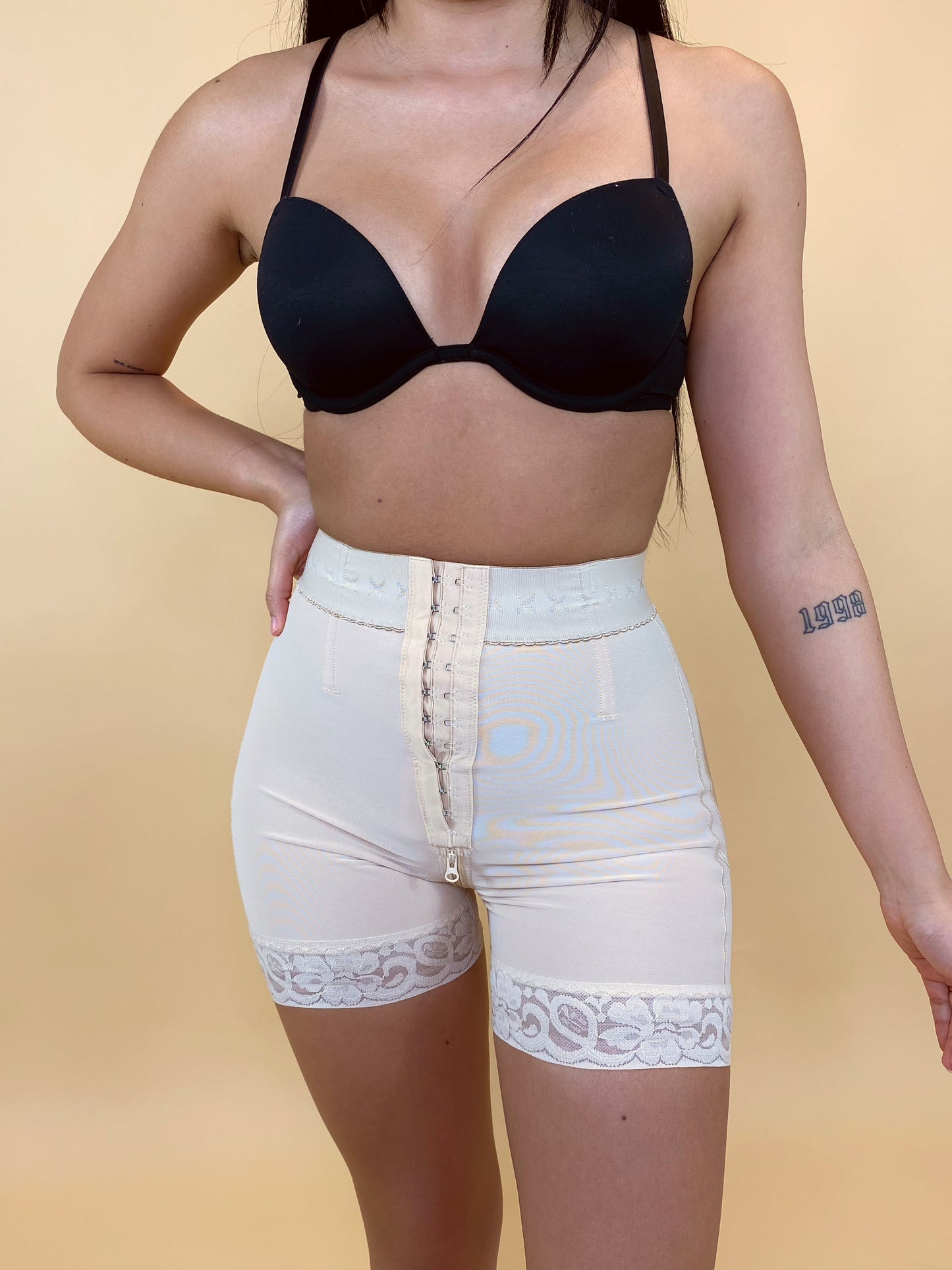 ANNA SHORTS LEVANTA POMPA (NUDE)